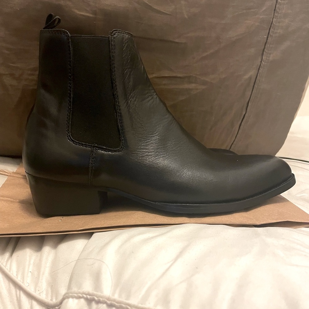 Pointed toe mens cuban heel Chelsea boot.